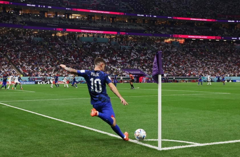 Theo dự luật mới, các tình huống ném biên hay đá phạt góc cũng sẽ được xem xét bởi hệ thống VAR. (Ảnh: Goal)