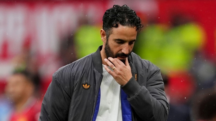 Ruben Amorim không xem tiền vệ trẻ người Anh là cái tên có thể đá chính. (Ảnh: Goal)