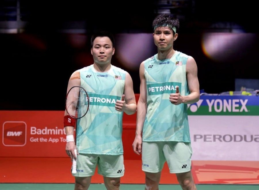 Cặp đôi Aaron Chia – Soh Wooi Yik bất ngờ ngã ngựa khá dễ dàng trước đối thủ từ Indonesia. (Ảnh: Bola)