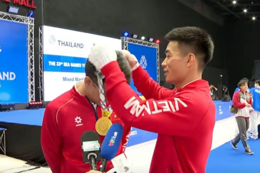 Trần Ngọc Lượng trao lại HCV của mình cho anh trai Trần Ngọc Hà.