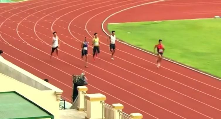 Lê Ngọc Phúc (áo đỏ) và những mét chạy cuối đầy bứt phá