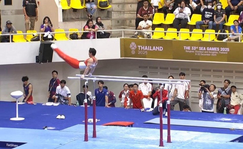 Có thể để ý, HLV Trương Minh Sang đã ngồi hẳn xuống để theo dõi bài thi của người học trò.