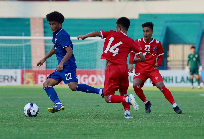 Kết thúc hiệp 1, U17 Thái Lan vươn lên dẫn trước đối thủ 1-0 (Ảnh: FAT)