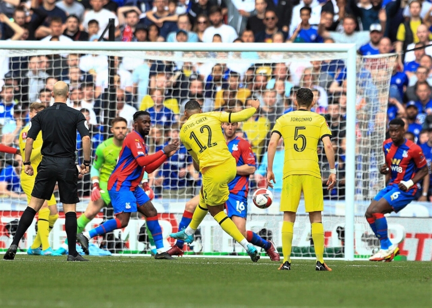 Cú sút mu lai má đẹp mắt của Loftus-Cheek khai thông thế bế tắc của trận đấu.