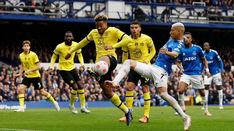 Richarlison liên tục khiến hàng phòng ngự của The Blues chao đảo