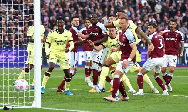 Arsenal là đội mở tỷ số với pha đánh đầu của Rob Holding