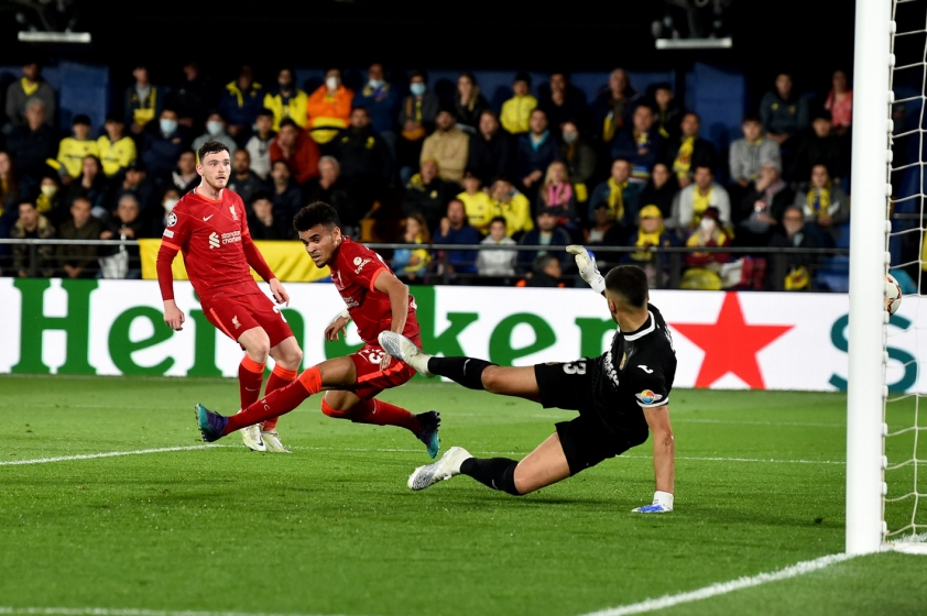 Luis Diaz đánh đầu cận thành quân bình tỷ số 2-2