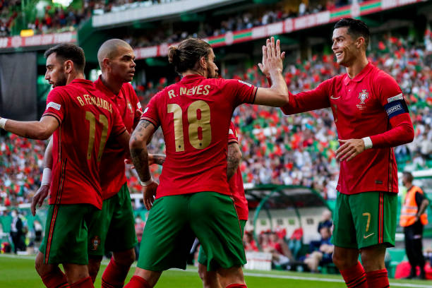 Bồ Đào Nha vùi dập Thụy Sĩ tới 4 bàn không gỡ ở lượt đi, trong đó Ronaldo lập 1 cú đúp