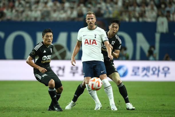 Harry Kane tỏ ra quá vượt trội so với các cầu thủ K-League khi chỉ mất một phút để ghi dấu giày vào bàn thắng