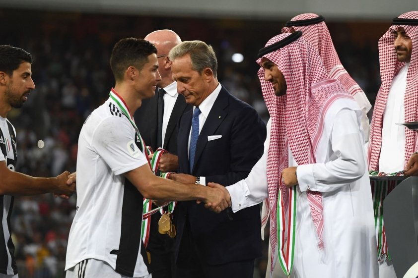 Ronaldo được đại gia dầu mỏ săn đón, hứa trả lương cao gấp 4 lần Messi 157810