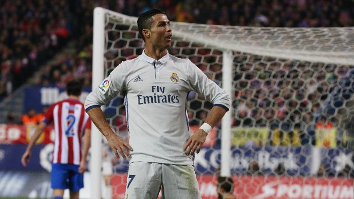 Không còn đường lui, Ronaldo muối mặt nhờ 'kình địch' cũ giải cứu khỏi MU 159166