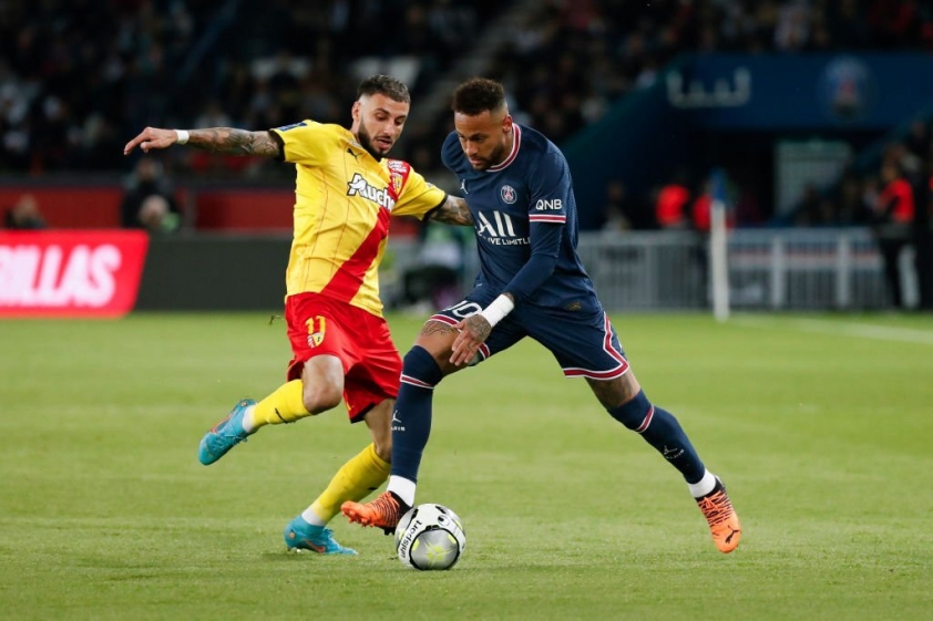 Tạm biệt ác mộng Wan-Bissaka, MU sắp đón hậu vệ hay nhất Ligue 1 159651