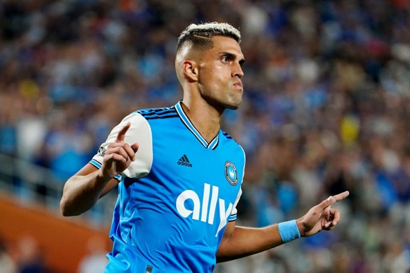Tiền đạo Daniel Rios không mắc sai lầm nào trên chấm phạt đền để giúp Charlotte cầm hòa Chelsea ở phút bù giờ cuối cùng