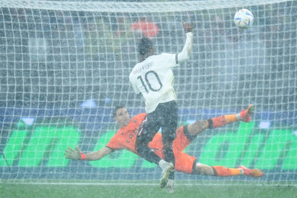Rashford là người băng vào vòng cấm dứt điểm gây áp lực khiến hậu vệ Matty Cash đá phản lưới nhà đem về bàn nhân đôi cách biệt cho Quỷ đỏ.