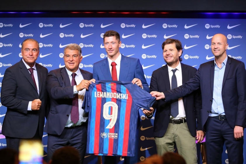 Barcelona ưu ái trao số áo 'chủ tịch' cho Lewandowski 167218