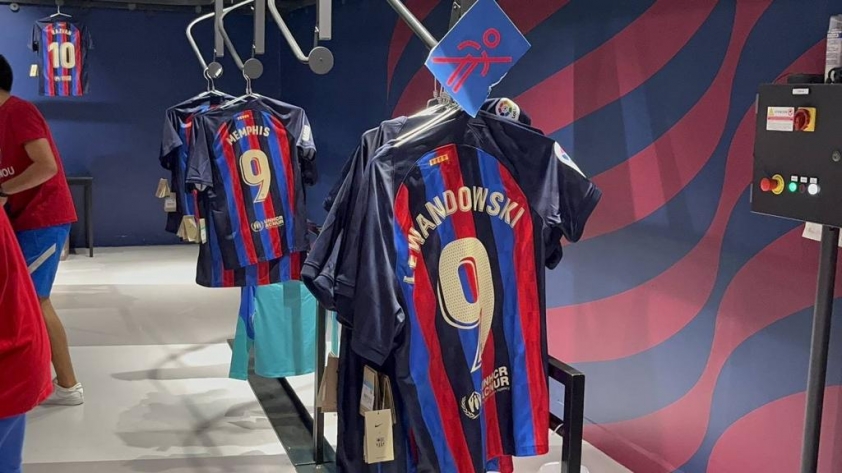 Barcelona ưu ái trao số áo 'chủ tịch' cho Lewandowski 167222