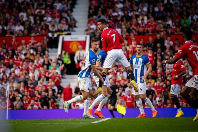 Ronaldo vào sân và lập tức thổi làn gió mới vào hàng công MU