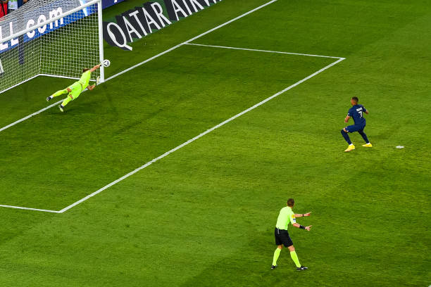 Mbappe không thắng được thủ môn Omlin trên chấm phạt đền