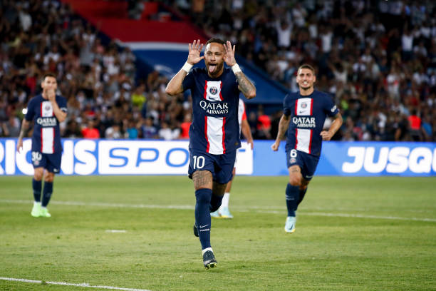 Neymar quá bản lĩnh trên chấm phạt đền để mở tỷ số cho PSG