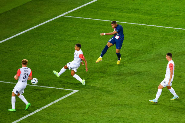 Bóng đập chân hậu vệ đối phương nên bàn thắng không được tính cho Mbappe