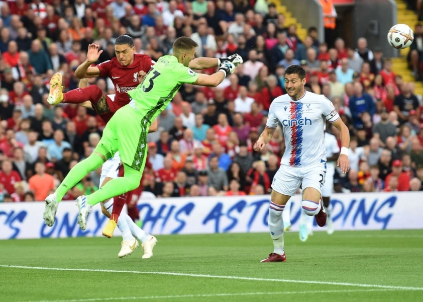 Thủ môn Guaita và hàng thủ cao lớn của Palace liên tục phá hỏng những quả tạt của Liverpool vào trong cho Nunez