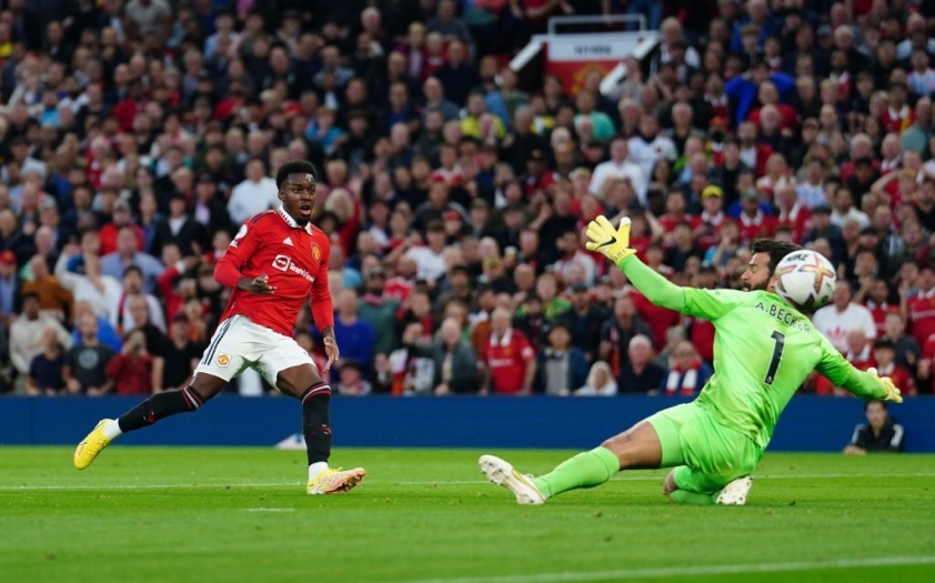 Ngay từ những phút đầu tiên, Elanga đã khiến khung thành của Liverpool rung chuyển
