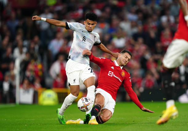 Luis Diaz đã khiến Diogo Dalot có một ngày làm việc vất vả