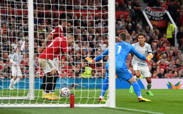Tình huống Martinez cản phá ngay trước vạch vôi sau cú phá bóng về lưới nhà của Bruno Fernandes