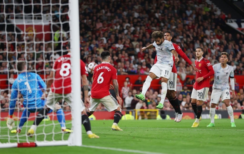 Salah đánh đầu dũng mãnh đem về bàn gỡ cho Liverpool
