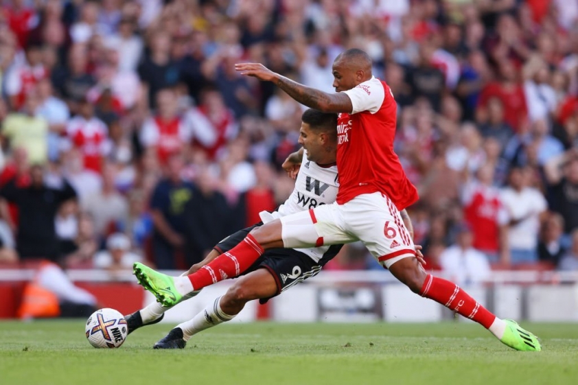 Gabriel Magalhaes để mất bóng trước vòng cấm tạo điều kiện cho Mitrovic sút tung lưới Ramsdale.