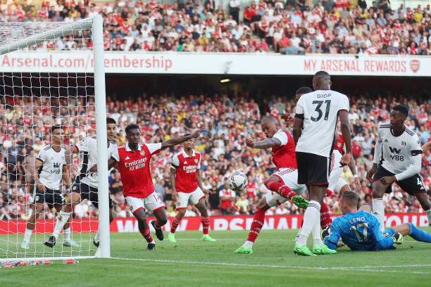 Tội đồ Gabriel Magalhaes hóa người hùng ghi bàn thắng quý như vàng giúp Arsenal ngược dòng thành công trước Fulham