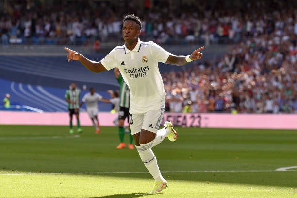 Vinicius mở tỷ số cho Real sau một pha lốp bóng qua đầu thủ môn cực đẳng cấp