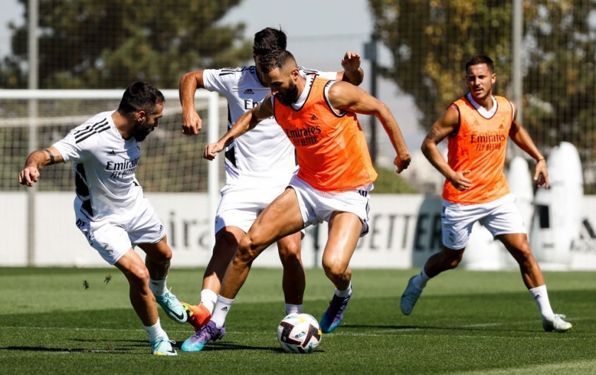 Benzema và các đồng đội tích cực tập luyện chuẩn bị cho trận đầu tiên trên sân nhà gặp Real Betis