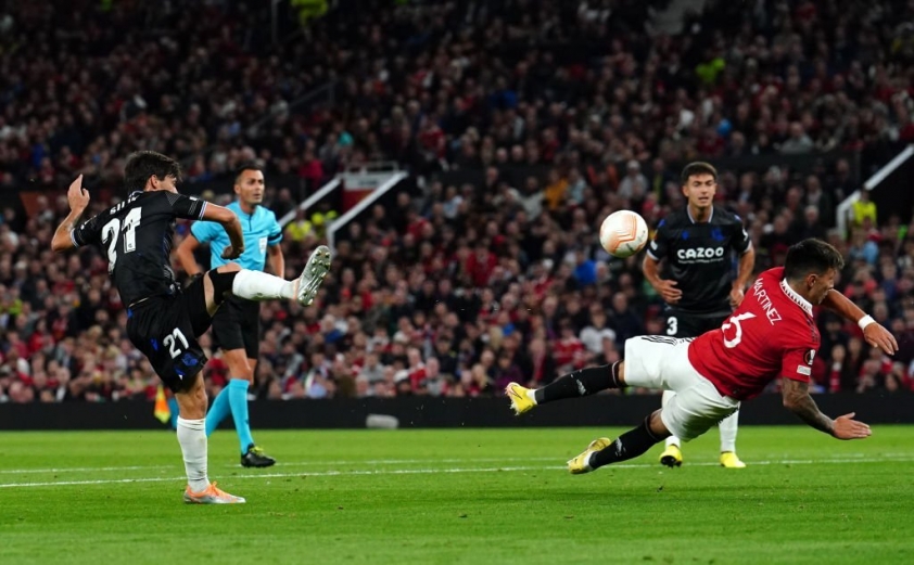 CĐV MU phẫn nộ, gọi quyết định thổi penalty của VAR là 'vụ cướp' 184387