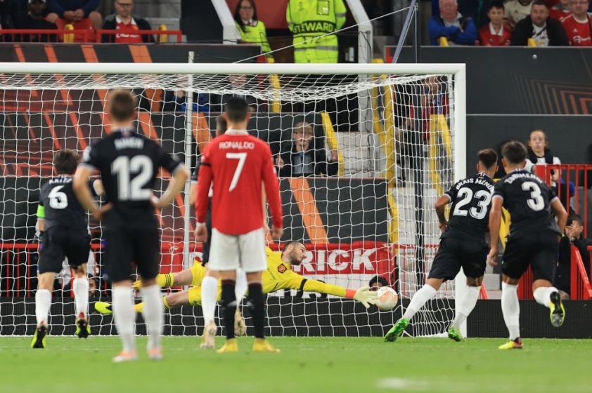 Tiền đạo Brais Mendez hạ gục De Gea trên chấm 11m