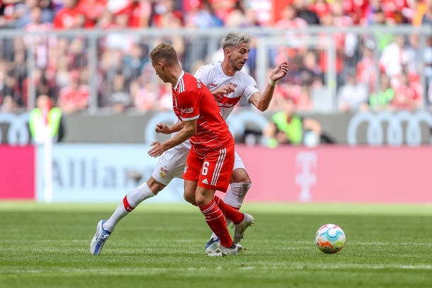 Sai lầm của Kimmich khiến Bayern bị thủng lưới nhưng may mắn bàn thắng không được công nhận do đã có lỗi trước đó