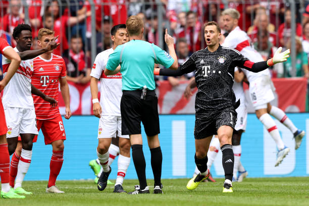 Khó khăn đến với Bayern ở những phút cuối khi De Ligt phạm lỗi trong vòng cấm giúp cho Stuttgart được hưởng penalty