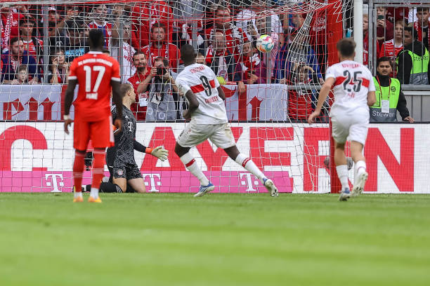 Thủ quân của Bayern bất lực trước cú đá quá khó của tiền đạo Guirassy