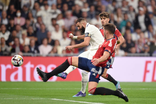 Benzema và các đồng đội gặp khó trong việc xuyên phá hàng thủ Osasuna