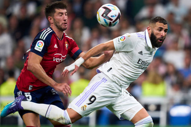 Tình huống David Garcia phạm lỗi đẩy sau trong vòng cấm với Benzema và phải nhận thẻ đỏ