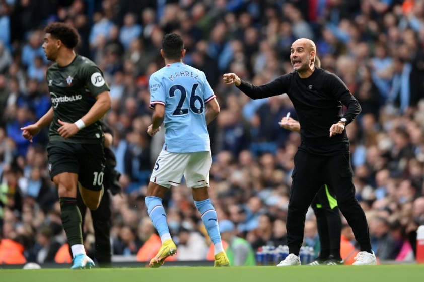 Mahrez bị HLV Pep Guardiola nhắc nhở sau nhiều tình huống bỏ lỡ trong hiệp 1