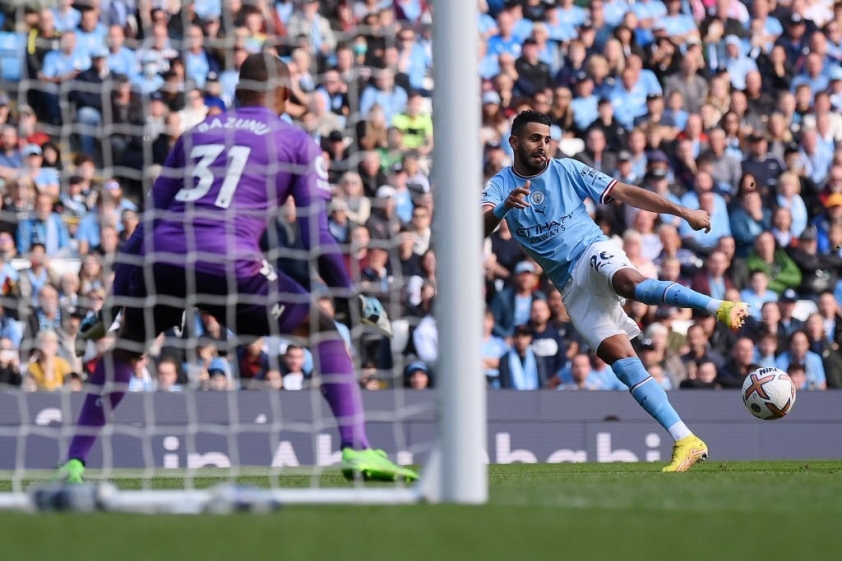 Mahrez tung cú vô-lê sở trường mang về bàn thắng thứ 3 cho Man Xanh