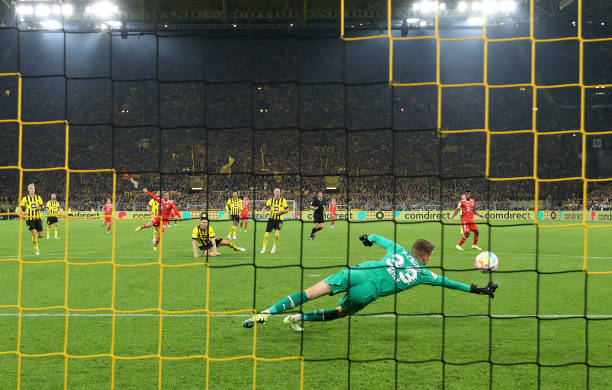 Bayern nhân đôi cách biệt từ một tình huống tương tự bàn thắng thứ nhất, đó là những pha sút xa không thể cản phá
