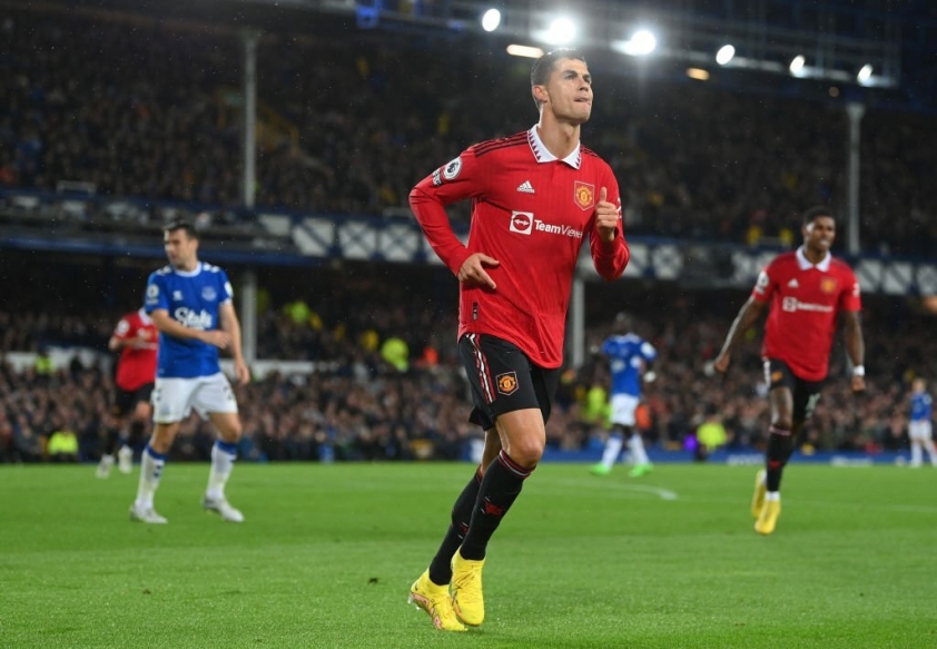 Ronaldo chinh phục 2 cột mốc lịch sử sau khi 'thông nòng' thành công 200225