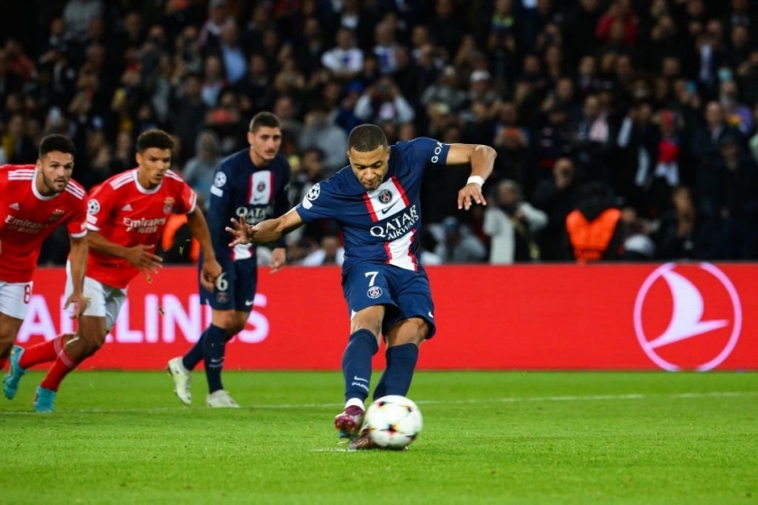 Bỏ ngoài tin đồn đòi ra đi, Mbappe đi vào lịch sử PSG tại Cúp C1 201383