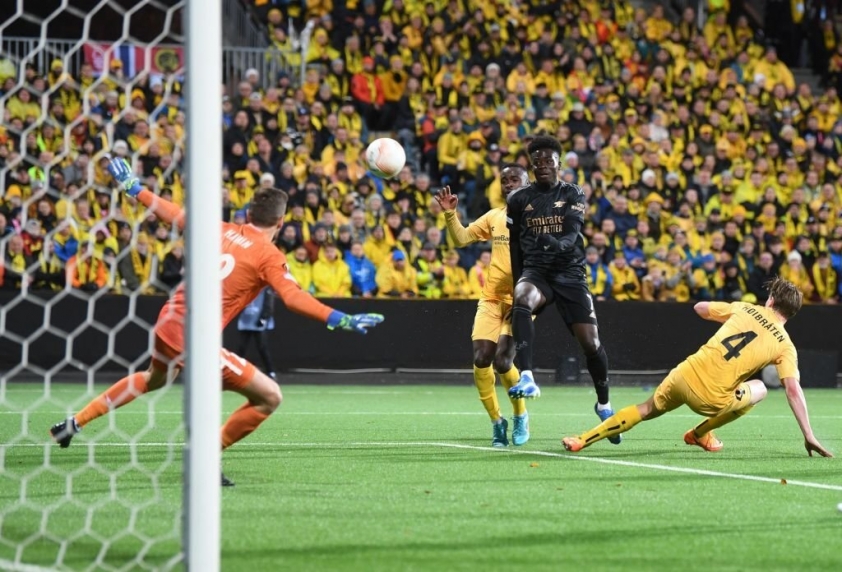 Bàn thắng có phần may mắn của Saka đưa Arsenal vươn lên dẫn trước