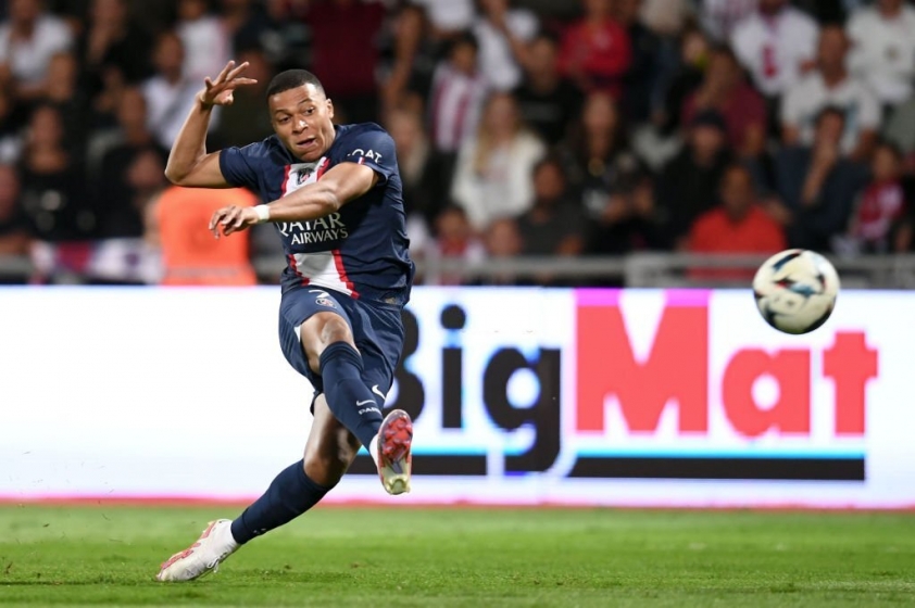 Mbappe ghi bàn mở tỷ số sớm cho PSG từ đường chọc khe của Messi