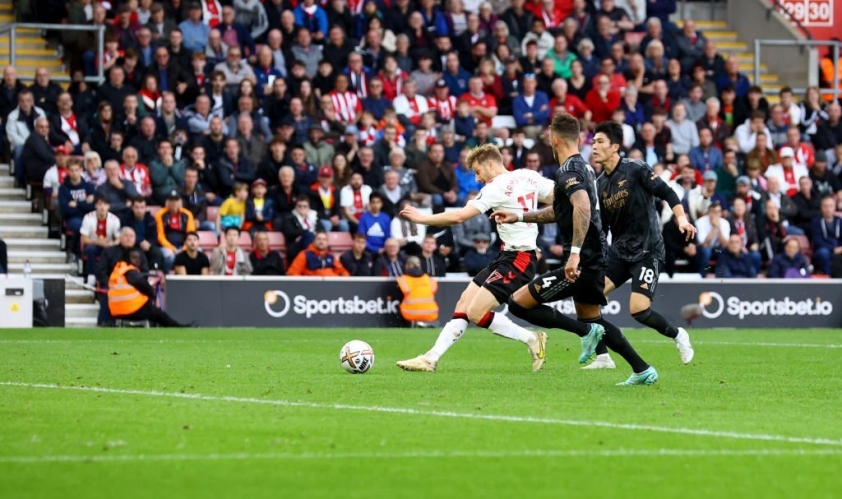 Stuart Armstrong dứt điểm chéo góc lạnh lùng quân bình tỷ số cho Southampton