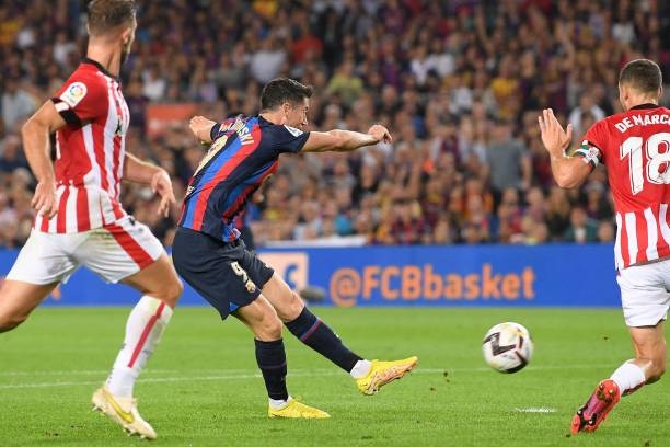 Pha xoay người dứt điểm của Lewandowski là không thể cản phá
