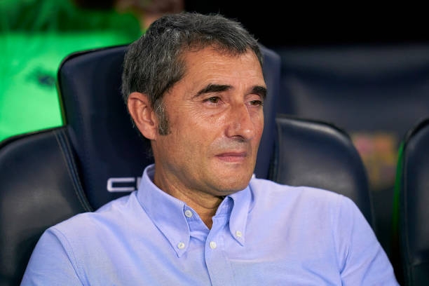 HLV Ernesto Valverde có ngày trở lại Camp Nou không mấy vui vẻ
